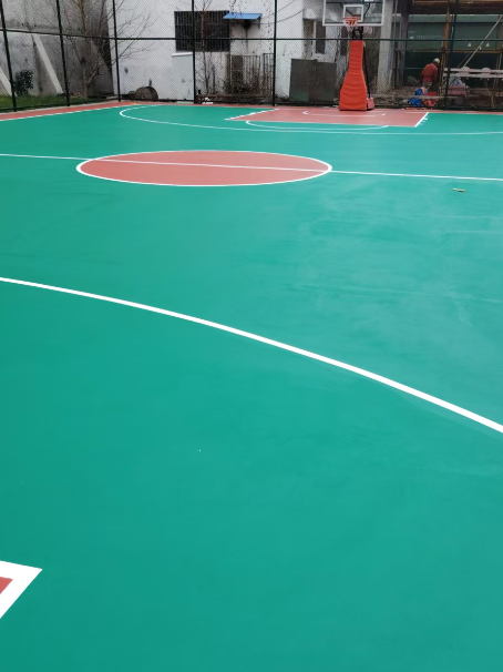 新平 球场长期使用易出现地面开裂